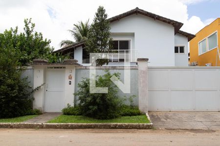 Casa de condomínio à venda com 240m², 4 quartos e 2 vagas Casa de condomínio à venda com 240m², 4 quartos e 2 vagasFachada externa