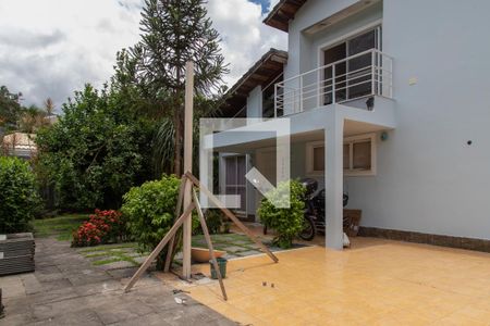 Casa de condomínio à venda com 240m², 4 quartos e 2 vagas Casa de condomínio à venda com 240m², 4 quartos e 2 vagasFachada interna