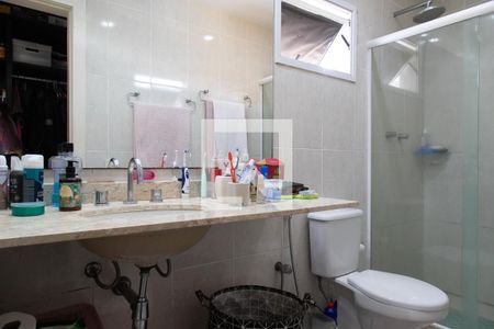 Casa de condomínio à venda com 240m², 4 quartos e 2 vagas Casa de condomínio à venda com 240m², 4 quartos e 2 vagasBanheiro da suíte 4