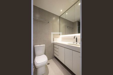 Banheiro de kitnet/studio para alugar com 1 quarto, 35m² em Pinheiros, São Paulo