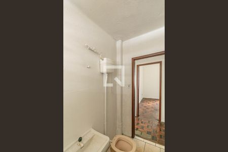 Banheiro de apartamento à venda com 1 quarto, 79m² em Passo da Areia, Porto Alegre