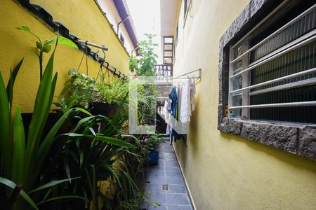 Casa de condomínio à venda com 225m², 3 quartos e 2 vagas Casa de condomínio à venda com 225m², 3 quartos e 2 vagasLateral