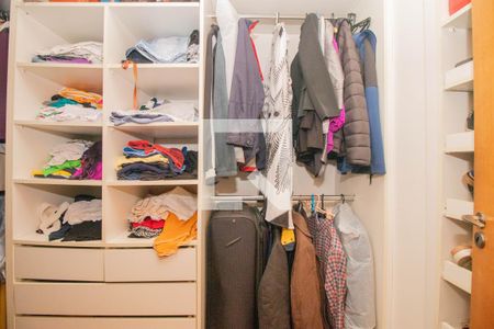 Casa à venda com 350m², 3 quartos e 4 vagasSuíte 3 - Closet