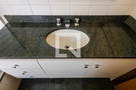 Apartamento à venda com 230m², 5 quartos e 3 vagasBanheiro da Suíte 1