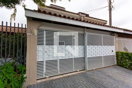 Casa para alugar com 255m², 3 quartos e 3 vagas Casa para alugar com 255m², 3 quartos e 3 vagasFachada