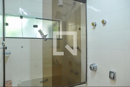 Casa à venda com 378m², 4 quartos e 4 vagasBanheiro da Suíte 2