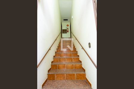 Casa de condomínio para alugar com 78m², 3 quartos e 1 vaga Casa de condomínio para alugar com 78m², 3 quartos e 1 vagaEscada de acesso à casa