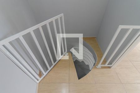 Escada para os Quartos de casa para alugar com 2 quartos, 55m² em Vila Conde do Pinhal, São Paulo