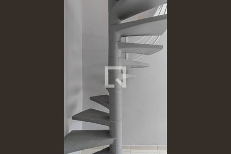 Escada para os Quartos de casa para alugar com 2 quartos, 55m² em Vila Conde do Pinhal, São Paulo