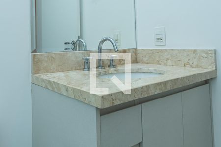 Detalhe Banheiro Corredor de apartamento à venda com 2 quartos, 74m² em Parque Rural Fazenda Santa Cândida, Campinas