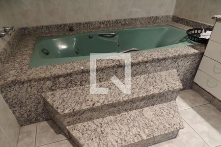 Casa à venda com 548m², 8 quartos e 2 vagasBanheiro da Suíte 4