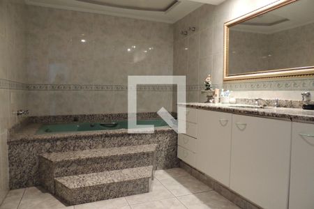 Casa à venda com 548m², 8 quartos e 2 vagasBanheiro da Suíte 4