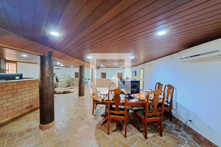 Casa à venda com 434m², 5 quartos e 2 vagas Casa à venda com 434m², 5 quartos e 2 vagasPorão