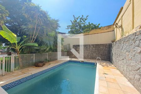 Casa à venda com 434m², 5 quartos e 2 vagas Casa à venda com 434m², 5 quartos e 2 vagasPiscina