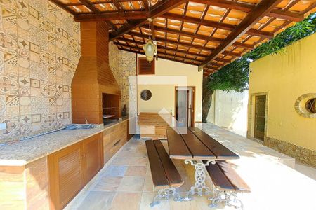 Casa à venda com 434m², 5 quartos e 2 vagas Casa à venda com 434m², 5 quartos e 2 vagasChurrasqueira