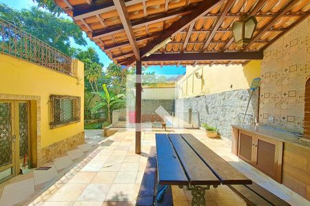 Casa à venda com 434m², 5 quartos e 2 vagas Casa à venda com 434m², 5 quartos e 2 vagasChurrasqueira