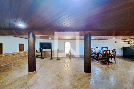 Casa à venda com 434m², 5 quartos e 2 vagas Casa à venda com 434m², 5 quartos e 2 vagasPorão