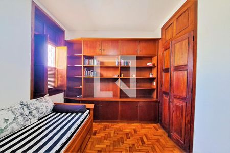 Casa à venda com 434m², 5 quartos e 2 vagas Casa à venda com 434m², 5 quartos e 2 vagasQuarto 4