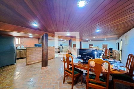 Casa à venda com 434m², 5 quartos e 2 vagas Casa à venda com 434m², 5 quartos e 2 vagasPorão