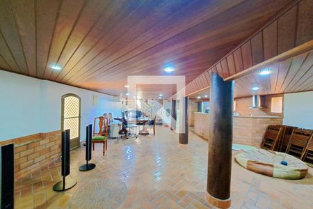 Casa à venda com 434m², 5 quartos e 2 vagas Casa à venda com 434m², 5 quartos e 2 vagasPorão