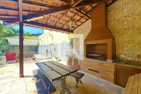 Casa à venda com 434m², 5 quartos e 2 vagas Casa à venda com 434m², 5 quartos e 2 vagasChurrasqueira