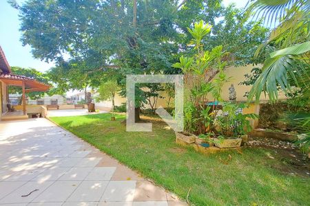 Casa à venda com 434m², 5 quartos e 2 vagas Casa à venda com 434m², 5 quartos e 2 vagasQuintal