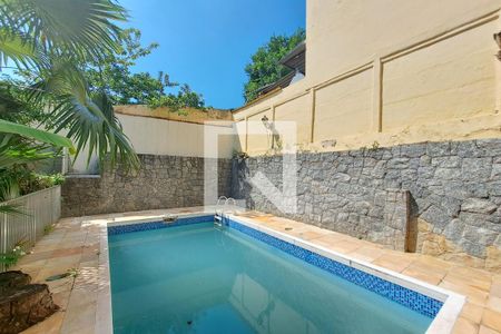 Casa à venda com 434m², 5 quartos e 2 vagas Casa à venda com 434m², 5 quartos e 2 vagasPiscina