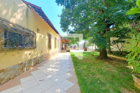 Casa à venda com 434m², 5 quartos e 2 vagas Casa à venda com 434m², 5 quartos e 2 vagasQuintal