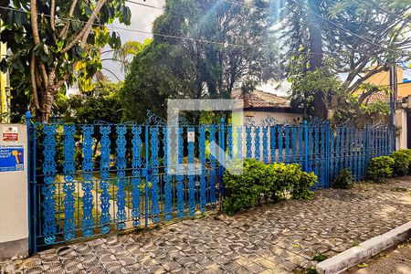 Casa à venda com 360m², 2 quartos e 6 vagasFachada com Plaquinha