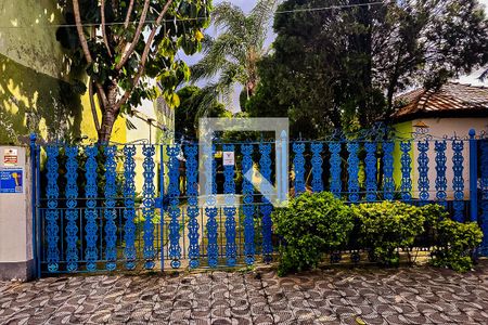 Casa à venda com 360m², 2 quartos e 6 vagasFachada com Plaquinha