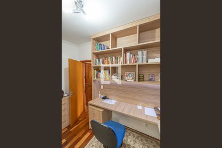 Casa à venda com 330m², 4 quartos e 4 vagas Casa à venda com 330m², 4 quartos e 4 vagasEscritório