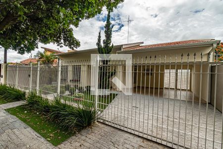 Casa à venda com 330m², 4 quartos e 4 vagas Casa à venda com 330m², 4 quartos e 4 vagasFachada