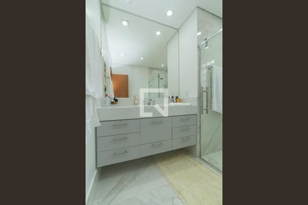 Casa à venda com 330m², 4 quartos e 4 vagas Casa à venda com 330m², 4 quartos e 4 vagasBanheiro da Suíte 1