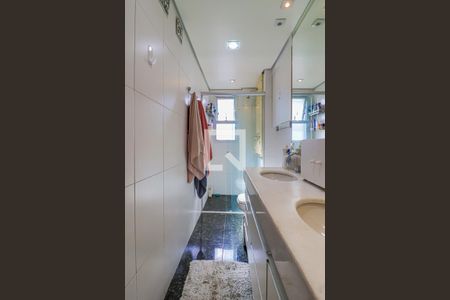 Apartamento à venda com 265m², 4 quartos e 4 vagasBanheiro do Quarto 2 Suíte