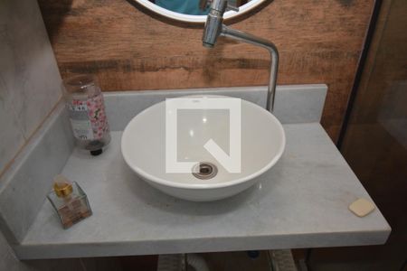 Casa à venda com 64m², 2 quartos e 2 vagasBanheiro Social do Segundo Piso