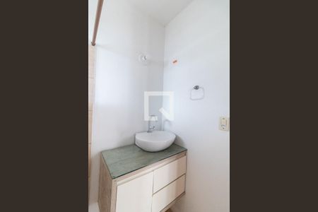 Banheiro de casa de condomínio à venda com 1 quarto, 34m² em Guarujá, Porto Alegre
