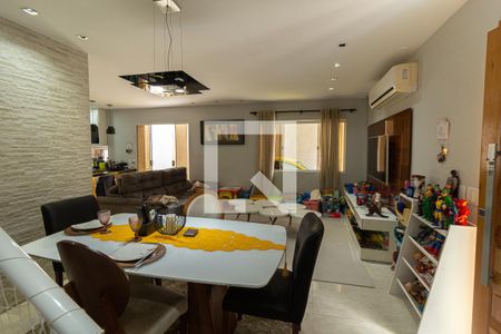 Casa de condomínio à venda com 240m², 4 quartos e 3 vagasSala