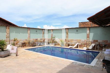 Casa à venda com 360m², 4 quartos e 2 vagasÁrea externa - Piscina