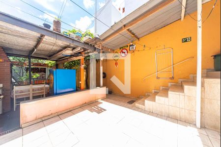 Casa à venda com 200m², 2 quartos e 2 vagas Casa à venda com 200m², 2 quartos e 2 vagasQuintal