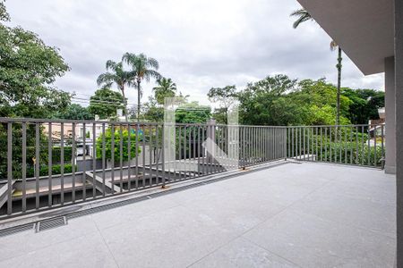 Casa à venda com 370m², 5 quartos e 4 vagas Casa à venda com 370m², 5 quartos e 4 vagasVaranda