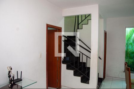Sala de casa para alugar com 3 quartos, 95m² em Vila Beneves, Contagem