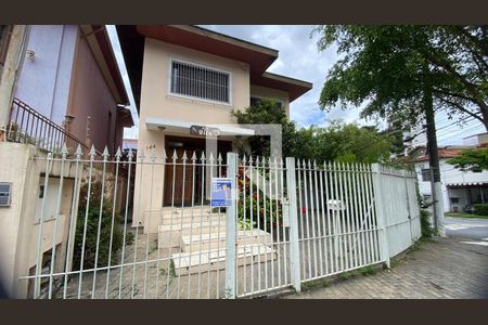 Casa para alugar com 370m², 4 quartos e 4 vagas Casa para alugar com 370m², 4 quartos e 4 vagasFachada