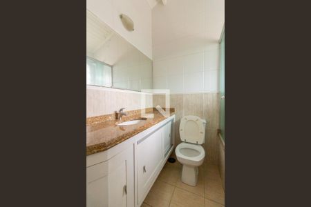 Casa de condomínio à venda com 200m², 4 quartos e 2 vagas Casa de condomínio à venda com 200m², 4 quartos e 2 vagasBanheiro da Suíte 1