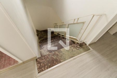Casa para alugar com 180m², 3 quartos e 2 vagas Casa para alugar com 180m², 3 quartos e 2 vagasEscada