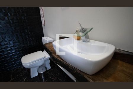 Casa de condomínio à venda com 405m², 3 quartos e 2 vagasBanheiro 2