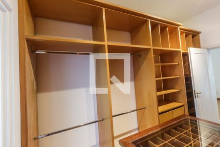 Casa de condomínio à venda com 516m², 5 quartos e 7 vagas Casa de condomínio à venda com 516m², 5 quartos e 7 vagasCloset da suíte