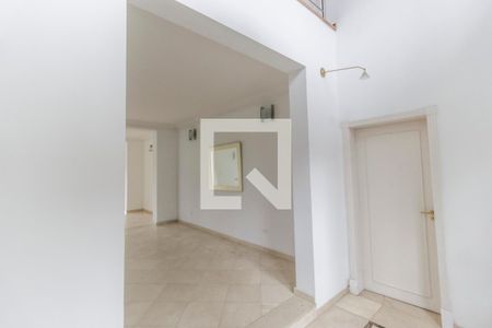 Casa de condomínio à venda com 516m², 5 quartos e 7 vagas Casa de condomínio à venda com 516m², 5 quartos e 7 vagasHall de entrada