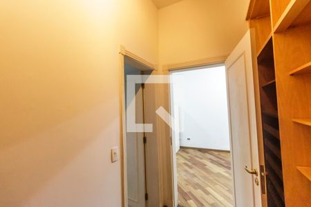 Casa de condomínio à venda com 516m², 5 quartos e 7 vagas Casa de condomínio à venda com 516m², 5 quartos e 7 vagasCloset da suíte