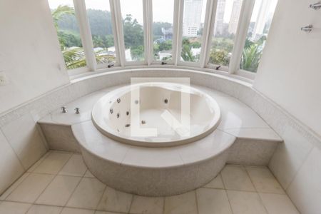 Casa de condomínio à venda com 516m², 5 quartos e 7 vagas Casa de condomínio à venda com 516m², 5 quartos e 7 vagasBanheiro da Suíte