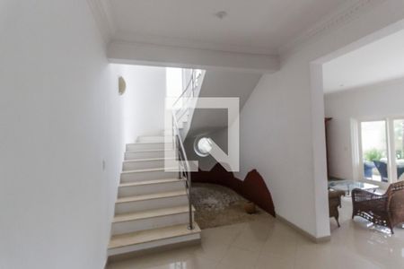 Casa de condomínio à venda com 516m², 5 quartos e 7 vagas Casa de condomínio à venda com 516m², 5 quartos e 7 vagasEscada